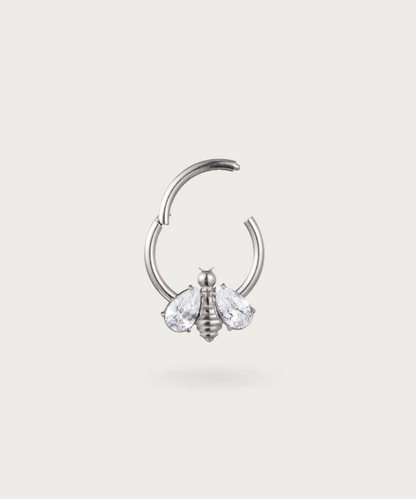 Daith Ring Piercing met een bij 